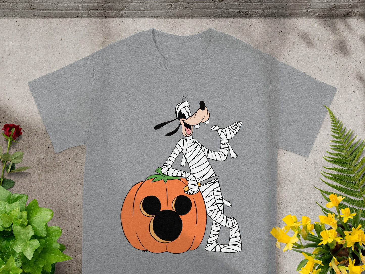Grey t-shirt with a mummy Goofy leaning on a Mickey Mouse pumpkin.