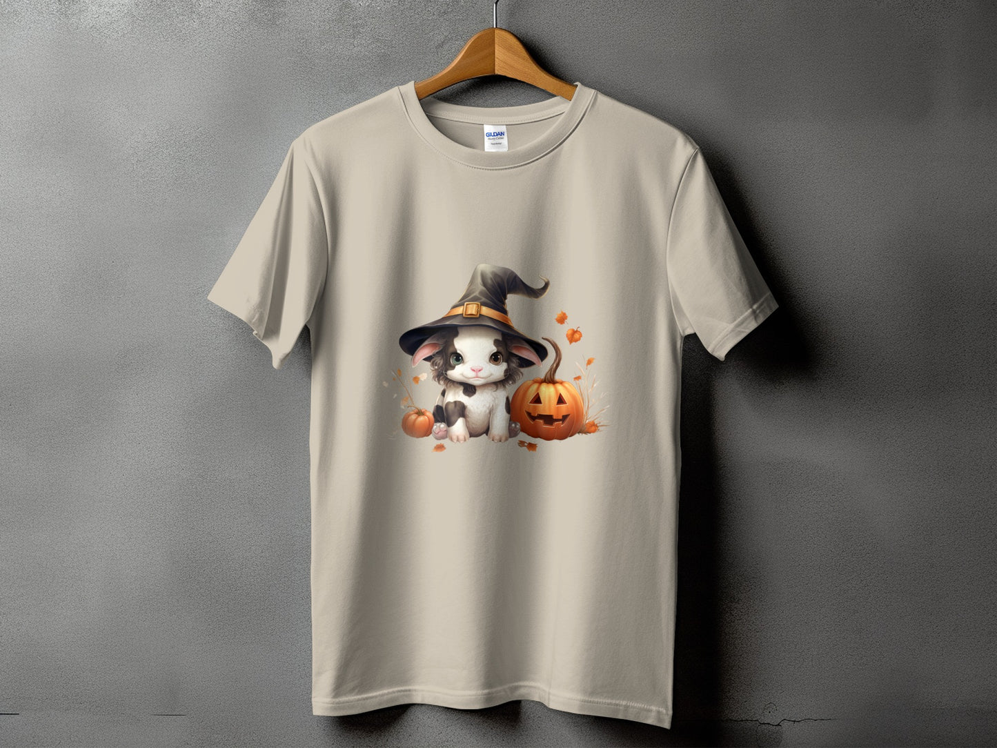 Light beige t-shirt with a cartoon cat wearing a witch hat and pumpkins.