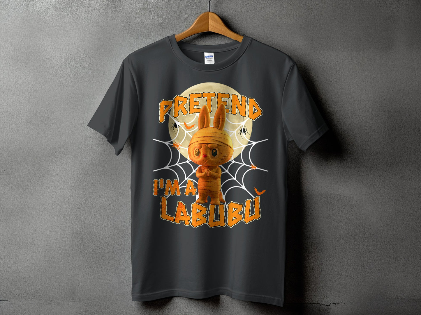 Dark t-shirt with Halloween graphic: mummy bunny and text "PRETENDA I'M A LABUBU".