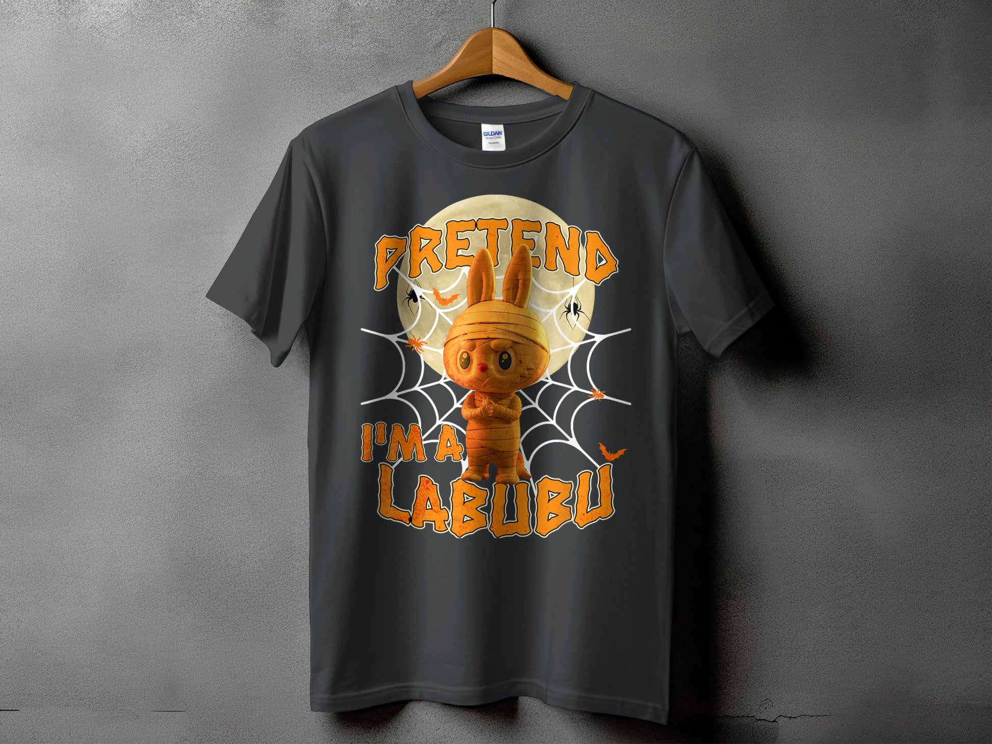 Dark t-shirt with Halloween graphic: mummy bunny and text "PRETENDA I'M A LABUBU".